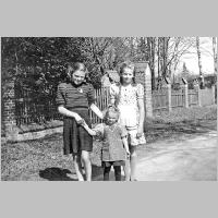 094-0208 Anneliese Darge Charlotte und Elfriede Szimmetat vor der Mauer des Pfarrhauses 1943.jpg